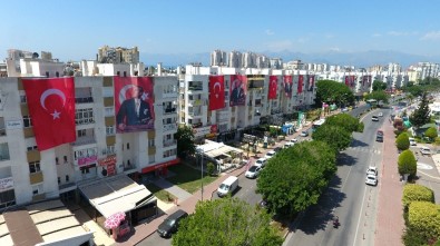 Tekelioğlu Caddesi  Türk Bayrakları Ve Atatürk Posterleri İle Donatıldı.