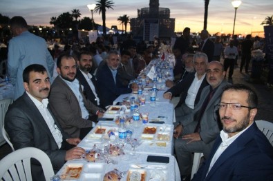 TÜMSİAD'dan Konak Meydanı'nda İftar Yemeği