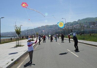 Uçurtma Şenliğine Katılan 'Özel' Gençler Neşe Dolu Saatler Geçirdi