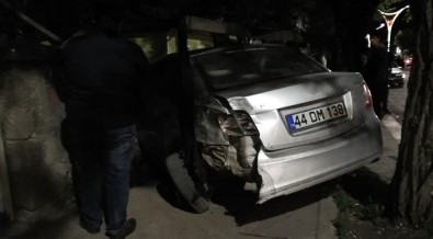 Alkollü Sürücünün Çarptığı Otomobil Bahçe Duvarına Girdi