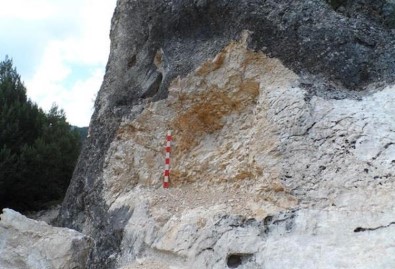 2 bin yıllık tarihi kitabeyi dinamitle patlatıp çaldılar