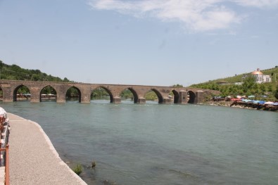 Diyarbakırlılar On Gözlü Köprü'de Serinliyorlar