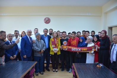 Galatasaraylı Öğrencilerden Köy Okuluna Kütüphane