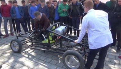 Geri Dönüşüm Malzemeleri İle Araba Yaptılar
