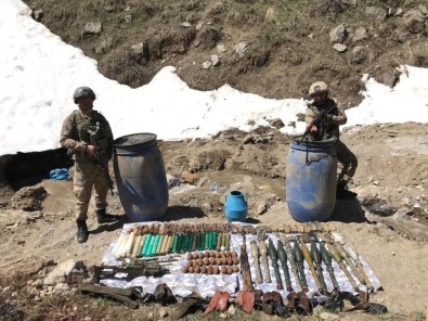 Jandarma, PKK'ya Ait Çok Sayıda Mühimmat Ele Geçirdi