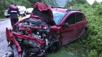 MEHMET ARSLAN - Karabük'te İki Otomobil Çarpıştı Açıklaması 1 Ölü, 4 Yaralı