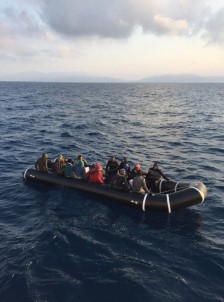 Kuşadası Körfezi'nde 10'U Çocuk 24 Kaçak Göçmen Yakalandı