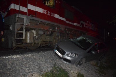Malatya'da Faciadan Dönüldü, Yolcu Treni Otomobile Çaptı