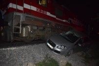 Malatya'da Faciadan Dönüldü, Yolcu Treni Otomobile Çaptı