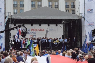Polonya'da Muhalefet Partilerinden 'Polonya'nın Yeri Avrupa' Yürüyüşü