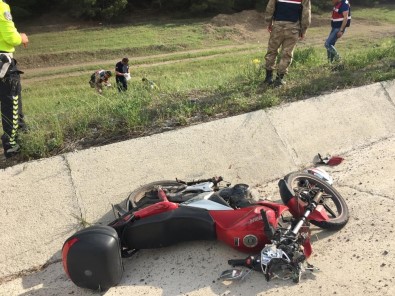 Sivas'ta Motosiklet Kazası Açıklaması2 Yaralı