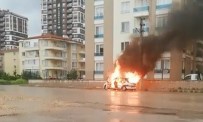 AFYONKARAHISAR BELEDIYESI - Arızalanan Araç Alev Alev Yandı