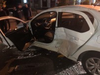 U DÖNÜŞÜ - Başkent'te Sıkışmalı Trafik Kazası Açıklaması 1'İ Ağır 2 Yaralı