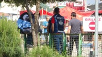 DİKTATÖRLÜK - Belediye Pazarı Kamyonlarla Kapattı, Esnaf Mallarını Yaktı