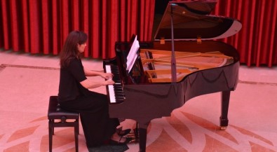 Doç. Lilian Tonella Tüzün'ün Piyano Resitali Müzikseverleri Büyüledi