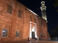 SAHUR - Hafta Sonunu Fırsat Bilen Bursalılar Sabah Namazında Ulu Camiye Akın Etti