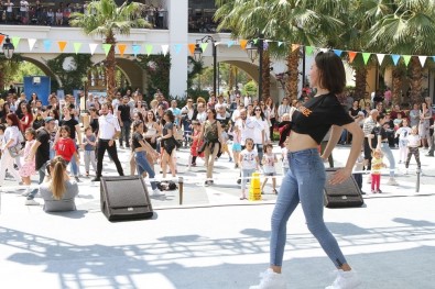 İzmir'de Dans Günleri Etkileyici Şovlarla Başladı