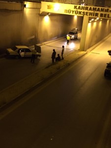 Otomobil Alt Geçit Duvarına Çarptı Açıklaması 3 Yaralı