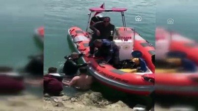 Sığ Suda Sıkışan Yunus Botla Kurtarıldı