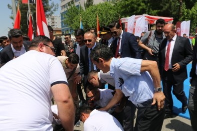 Siirt'teki 19 Mayıs Etkinliklerinde Bayılan Öğrenciye Vali Atik Müdahale Etti