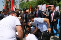 19 MAYıS - Siirt'teki 19 Mayıs Etkinliklerinde Bayılan Öğrenciye Vali Atik Müdahale Etti