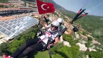 Türk Bayrakları Eşliğinde Uçan Paraşütlü Gençler 19 Mayıs'ı Kutladı