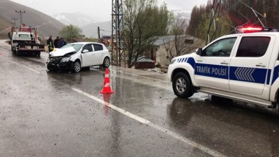Bayburt'ta Otomobil İle Minibüs Çarpıştı Açıklaması 12 Yaralı