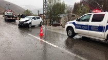 BURAK ŞENTÜRK - Bayburt'ta Otomobil İle Minibüs Çarpıştı Açıklaması 12 Yaralı