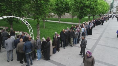 Bedava Fide Alabilmek İçin Uzun Kuyruk Oluşturdular