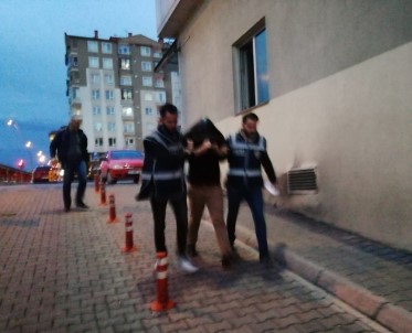 'Dur' İhtarına Uymayan Ve Polis Aracını Sıkıştıran Şahıs Yakalandı