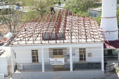 Erdemli'de Cami Çatısı Yenilendi