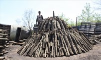 MANGAL KÖMÜRÜ - Odunları Yakarak Tonunu 4 Bin 500 Liraya Satıyorlar
