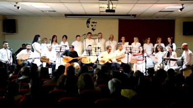 Öğretmenler, Koro Kurdu İlçe Sakinlerine Konser Verdi