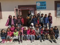 VAN YÜZÜNCÜ YıL ÜNIVERSITESI - Öğretmenler Tarafından Yaralı Olarak Bulunan Kerkenez Tedavi Altına Alındı