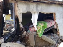 Sinop'ta İki Katlı Ev Yıkıldı, 25 Koyun Telef Oldu