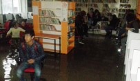 MAHSUR KALDI - Su Basan Kütüphanede Çocuklar Mahsur Kaldı