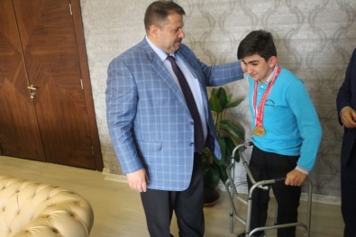 Türkiye Yüzme Şampiyonu Ağrılı Erim'den Milli Eğitim Müdürü Turan'a Ziyaret