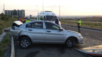 Aksaray'da Otomobil Tur Minibüsüne Çarptı Açıklaması 4 Yaralı