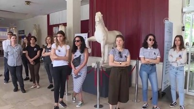 Antalya'da Öldürülen Arkeolog İçin Müze Önünde Tören