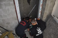 KÜMBET - Asansör Boşluğuna Düşen İşçi Yaralandı