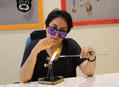 Cama Üfleyen Kadın