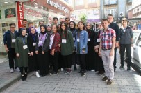 SOSYAL SORUMLULUK PROJESİ - Devrekli Öğrenciler Pazardaki Vatandaşların Eşyalarını Taşıdılar