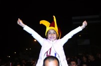 METİN OKTAY - Florya'da Teknik Heyet Ve Sporcular Taraftarı Selamladı