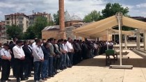 TUNCAY AYDıN - GÜNCELLEME - Kırşehir'de Otomobille Otobüs Çarpıştı Açıklaması 3 Ölü