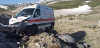 ERCIYES ÜNIVERSITESI - Kayseri'de Ambulans Takla Attı Açıklaması 2 Yaralı