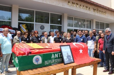 Öldürülen Arkeoloğa Türk Bayrağı Ve Galatasaray Formasıyla Gözyaşları İçinde Tören