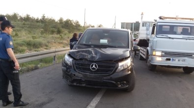 Otomobil Tur Minibüsüne Çarptı Açıklaması 4 Yaralı