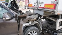 YAŞAR ERYıLMAZ - Park Halindeki Dorseye Çarpan Aracın Sürücüsü Yaralandı