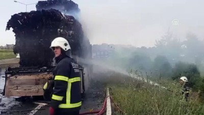 Tır Dorsesindeki Yangında Tonlarca Kağıt Kül Oldu