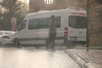 GÜNEŞLİ HAVA - Vatandaşlar Yağmura Hazırlıksız Yakalandı